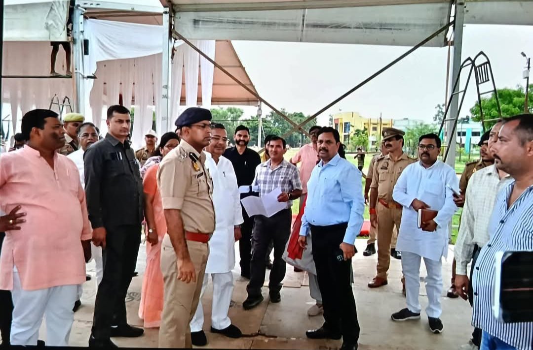 DmMainpuri's tweet photo. मा.मुख्यमंत्री योगी आदित्यनाथ जी के दि. 26 जुलाई को जनपद भ्रमण कार्यक्रम के मद्देनजर आज मा.मंत्री पर्यटन एवं संस्कृति,उoप्रo शासन, श्री जयवीर सिंह जी ने कार्यक्रम स्थल पं. जवाहरलाल नेहरू स्टेडियम पहुंच कर स्थलीय निरीक्षण करते हुए संबंधित अधिकारियों को आवश्यक दिशा निर्देश दिए। https://t.co/ZPmhLSHR5d