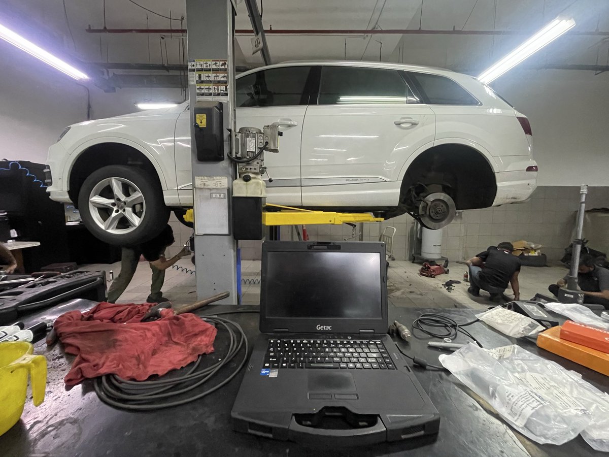 kivirooo's tweet photo. Cool laptop @AudiIN https://t.co/dnK7HXPYTw
