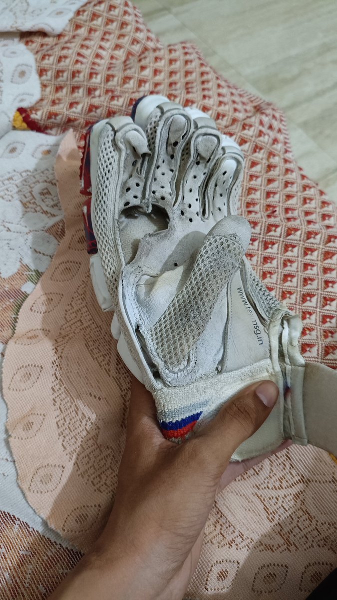 SahilParma70962's tweet photo. This Is sg RP LITE batting globes which is around of rs 2k to 2500 rupees but I get torn in just 1 months . Very bad quality from sg how a middle class men can afford higher price gloves daily hey sg improve your quality and product 
@sgcrickett @cricket @sgofficial @sgcrickett https://t.co/r9gXjvcIP9