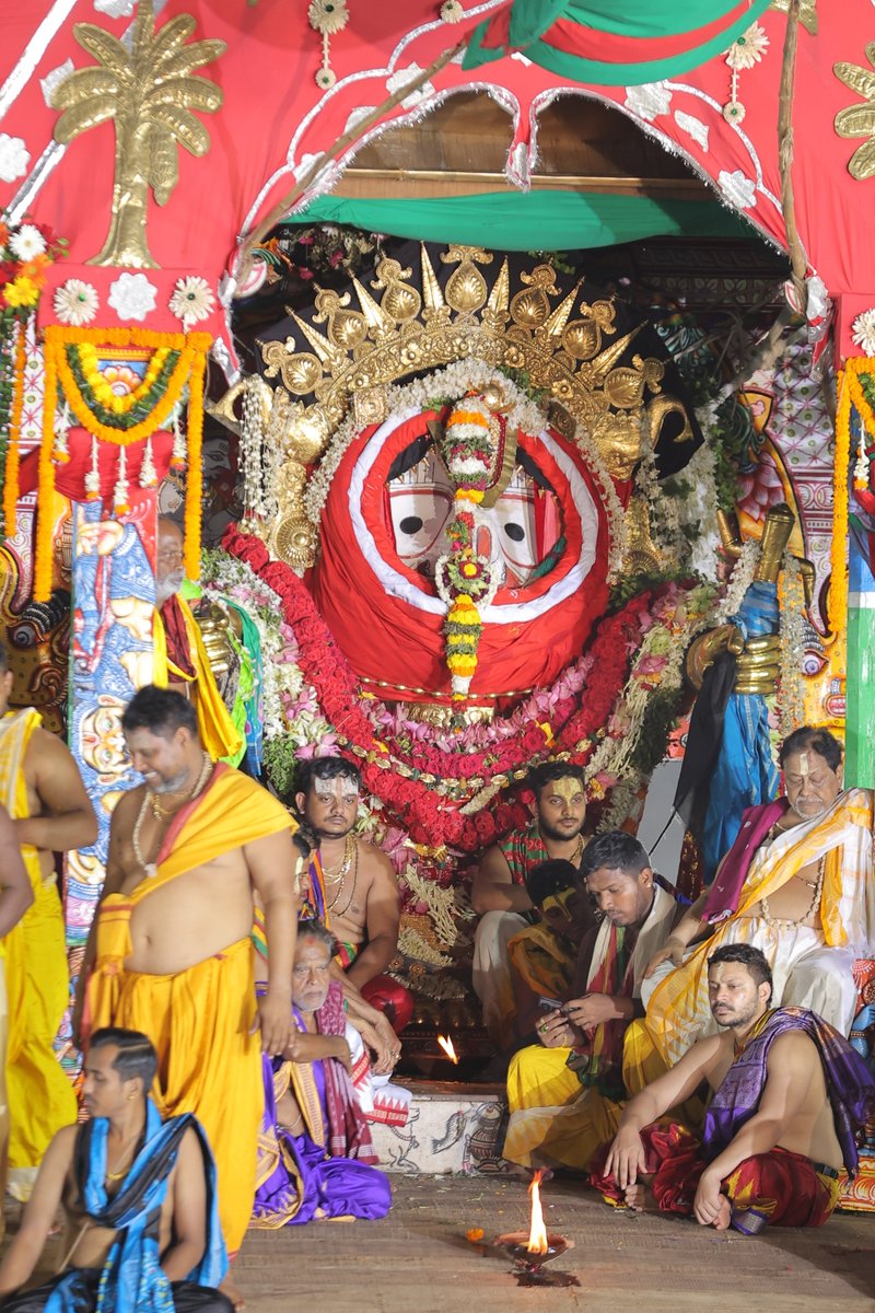 JagannathaDhaam's tweet photo. ସୁନାବେଶରେ ବଡ଼ଠାକୁର ଶ୍ରୀବଳଭଦ୍ର ମହାପ୍ରଭୁଙ୍କ ଦିବ୍ୟ ଦର୍ଶନ।

#Sunabesha #Rathayatra2026 #JaiJagannatha #RathaJatra2026 #RathaYatra #ShreeJagannathaDhaam #Puri https://t.co/2PjbJUvvAd