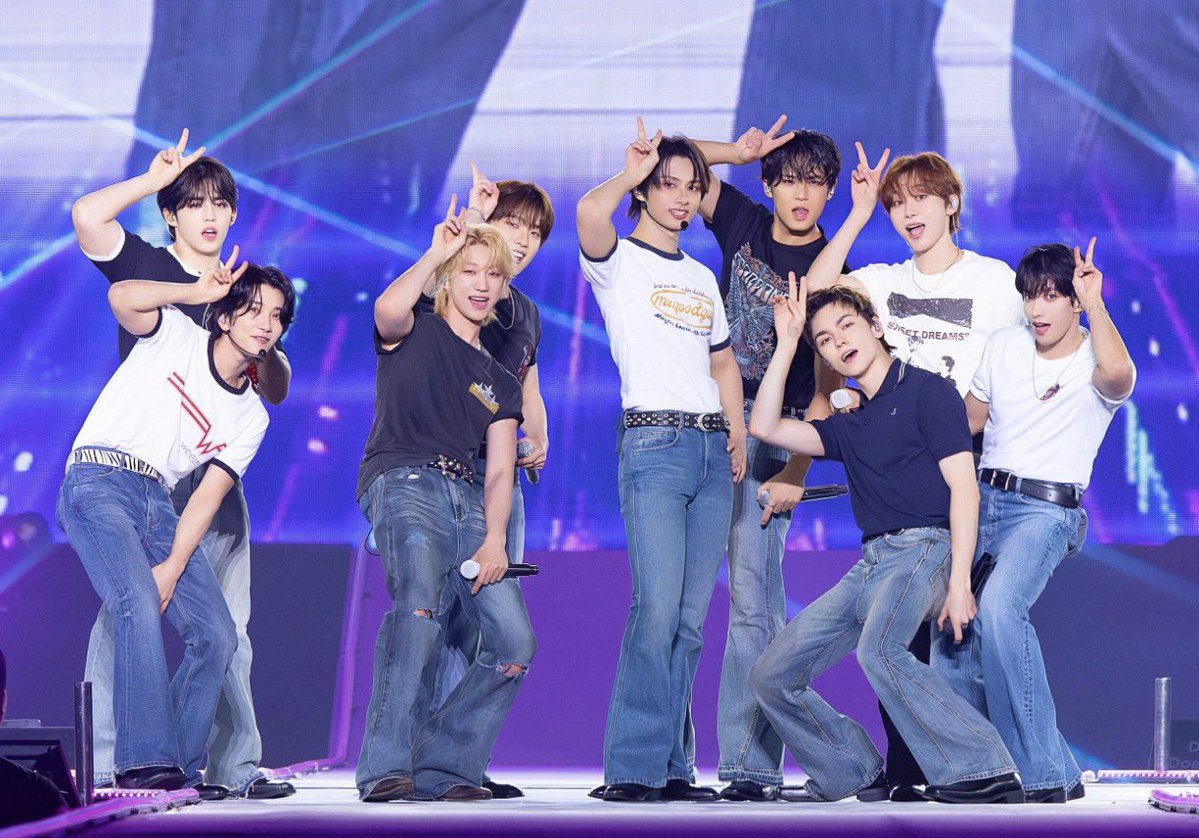 flamehanie's tweet photo. FINALLY GOT TO SEE JEONGHAN IN THAT T-SHIRT STYLE THE SEVENTEEN MEMBERS WORE DURING LOVE, MONEY, FAME ERA AND WHILE PERFORMING THE SONG AT CONCERTS😭((IF YOU KNOW WHAT I MEAN))!! FINALLY HAVE AN IDEA OF WHAT HE’D LOOK LIKE HUHUHU https://t.co/QWOwEuolAC