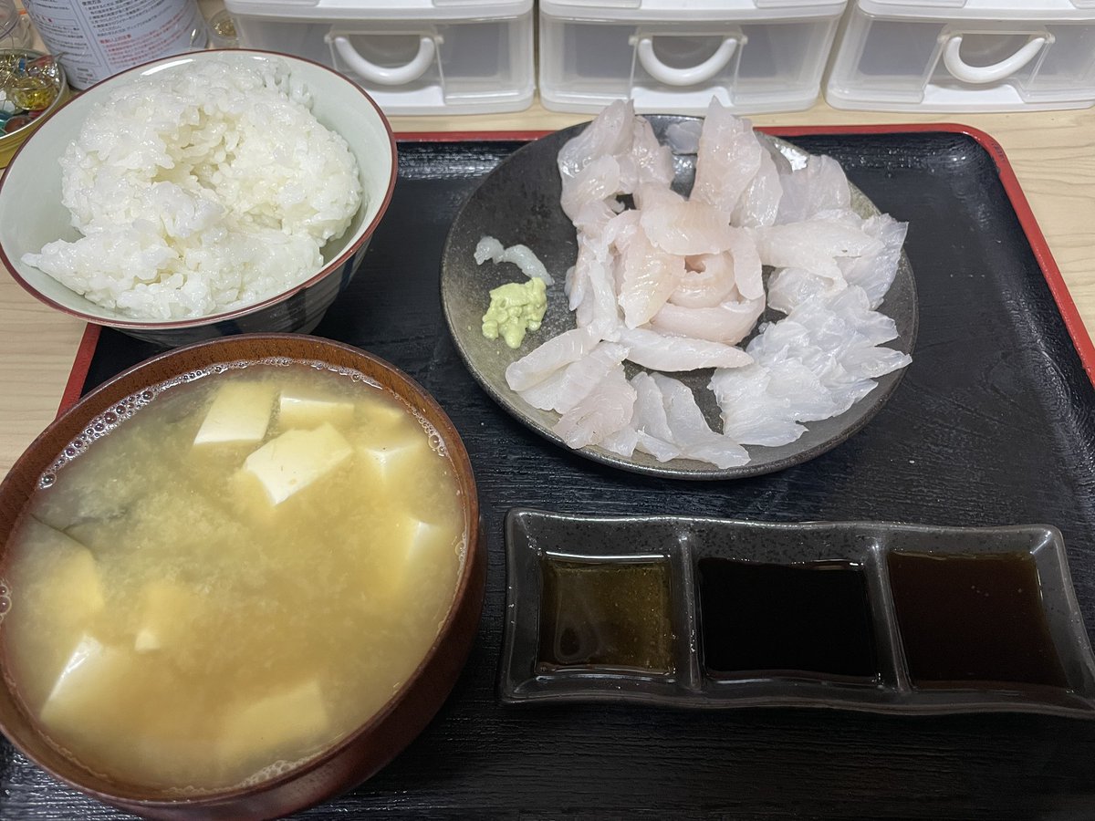 vanvanvan08's tweet photo. 白身の刺身はポン酢とニンニクがけっこう合う🎣 https://t.co/BNXnyi8TKr