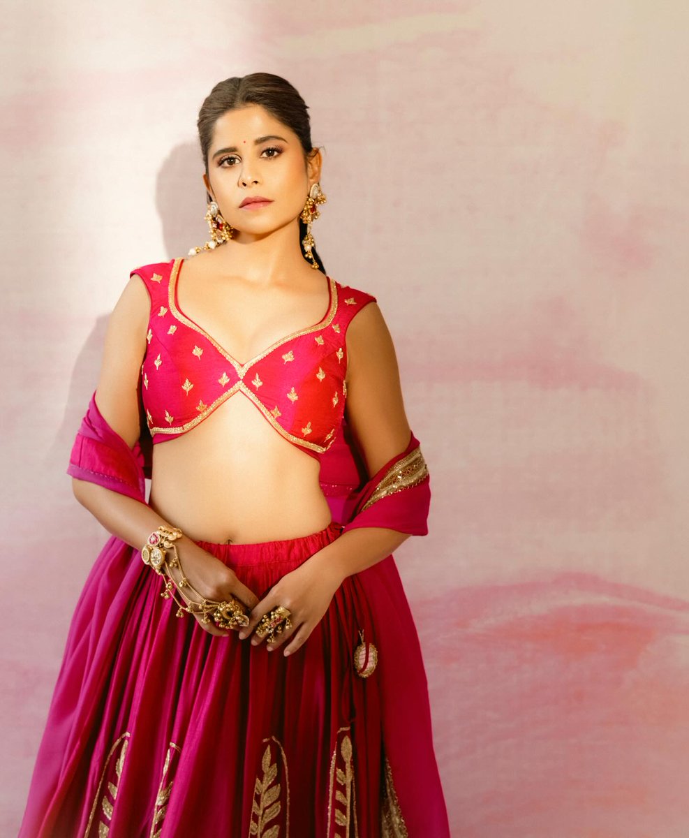 DesiCelebDaily's tweet photo. Sai Tamhankar
#SaiTamhankar https://t.co/lMQmGUcUuQ