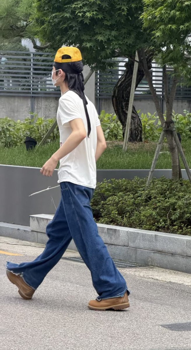 ygnbgic's tweet photo. YG DNA has been spotted once again. Five trainees were seen around the YG Entertainment building today: Yellow Cap Boy, Visual Boy, Tank Top Boy, Mysterious Boy, and P-Striped Hat Boy. 👀🔥
#yg #ygnewboygeoup
#ygnbg https://t.co/rlzlZ6XwpY