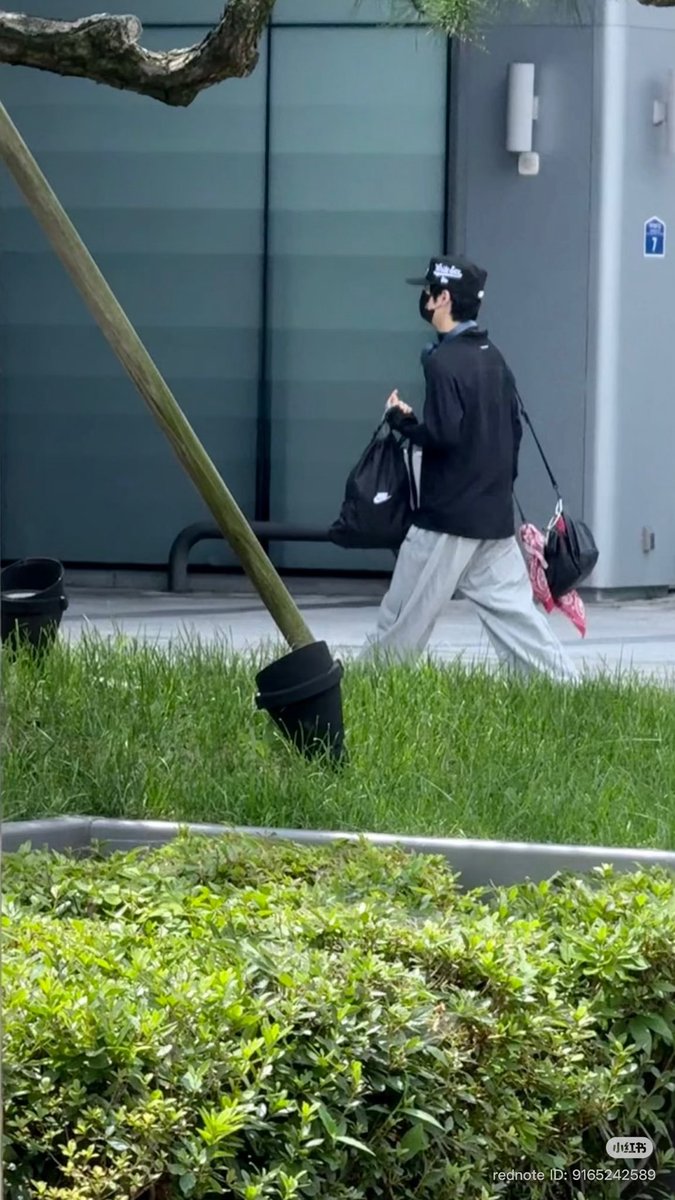 ygnbgic's tweet photo. YG DNA has been spotted once again. Five trainees were seen around the YG Entertainment building today: Yellow Cap Boy, Visual Boy, Tank Top Boy, Mysterious Boy, and P-Striped Hat Boy. 👀🔥
#yg #ygnewboygeoup
#ygnbg https://t.co/rlzlZ6XwpY
