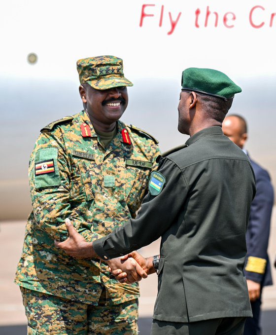 Radiotv10rwanda's tweet photo. Umugaba Mukuru w'Ingabo za Uganda, Gen Muhoozi Kainerugaba, yageze mu Rwanda mu ruzinduko rw'akazi rugamije gushimangira umubano n'ubufatanye hagati y'ingabo z'ibihugu byombi. https://t.co/3leDqWLSr7