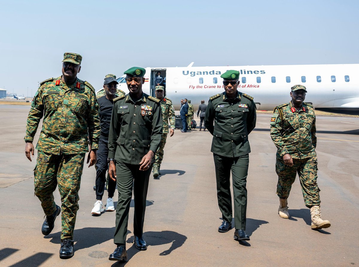Radiotv10rwanda's tweet photo. Umugaba Mukuru w'Ingabo za Uganda, Gen Muhoozi Kainerugaba, yageze mu Rwanda mu ruzinduko rw'akazi rugamije gushimangira umubano n'ubufatanye hagati y'ingabo z'ibihugu byombi. https://t.co/3leDqWLSr7