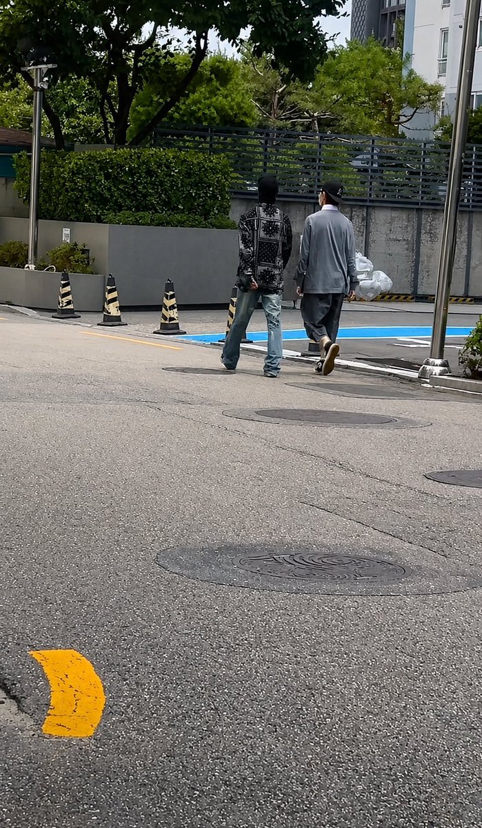 ygnbgic's tweet photo. YG DNA has been spotted once again. Five trainees were seen around the YG Entertainment building today: Yellow Cap Boy, Visual Boy, Tank Top Boy, Mysterious Boy, and P-Striped Hat Boy. 👀🔥
#yg #ygnewboygeoup
#ygnbg https://t.co/rlzlZ6XwpY
