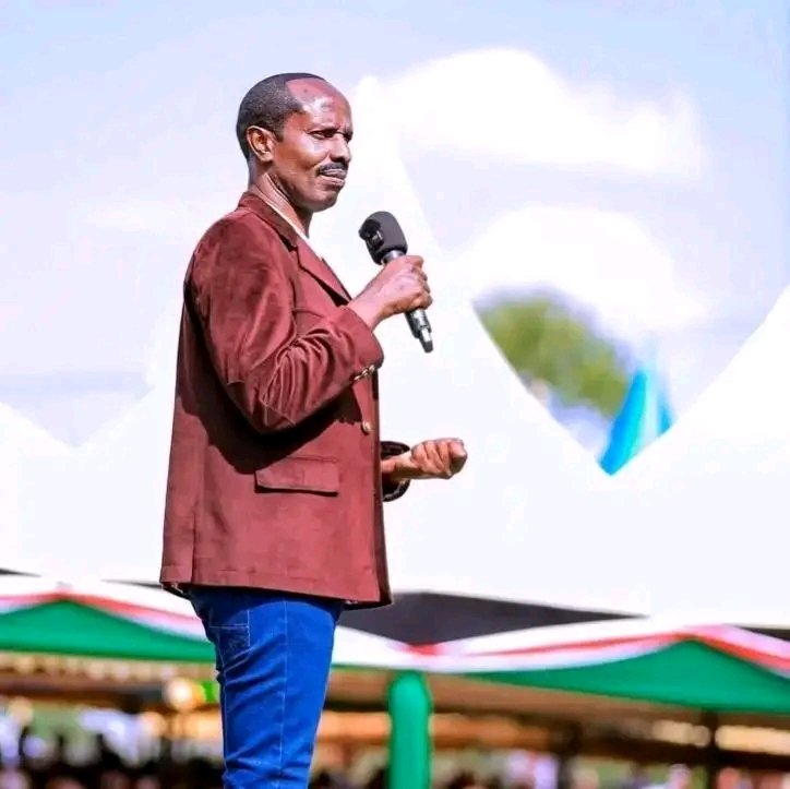 omwambaKE's tweet photo. Lakini, whoever dressed Sossion and convinced him to dye his hair should be stopped immediately 😂 https://t.co/q3DvtGfios
