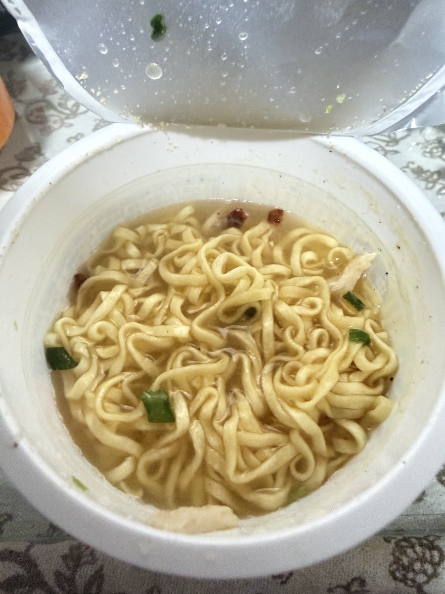 umememeg's tweet photo. なかなか斬新でした
スープはレモン感あって割と好きだけど麺はあったかい方が好きだ https://t.co/wif8HK64Xk