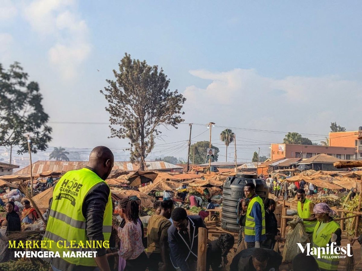 MweneHaguma's tweet photo. Kyengera Market
#HopeCampaignCommunityCleanup
#PhanerooAt12 l #ANewChapter https://t.co/KesaSeJaxr