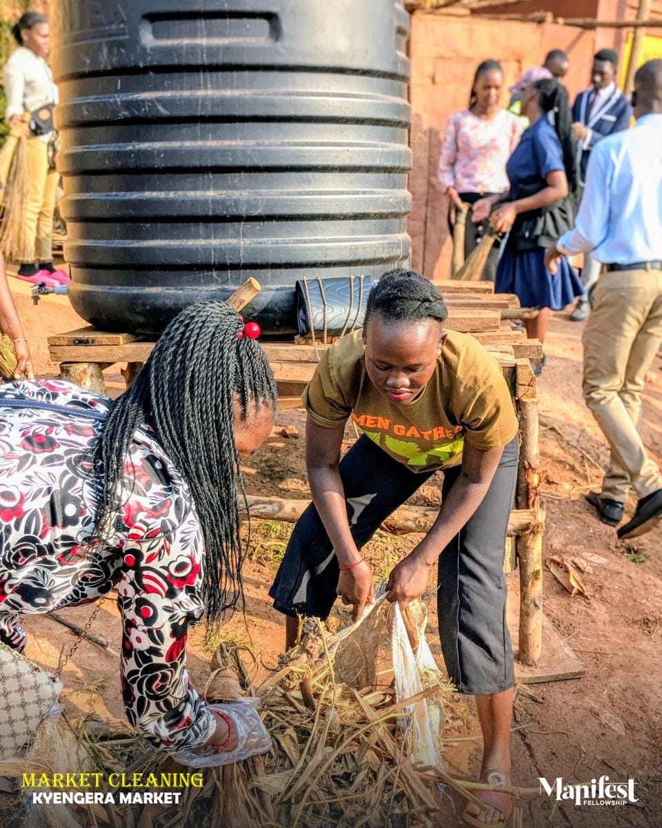 MweneHaguma's tweet photo. Kyengera Market
#HopeCampaignCommunityCleanup
#PhanerooAt12 l #ANewChapter https://t.co/KesaSeJaxr
