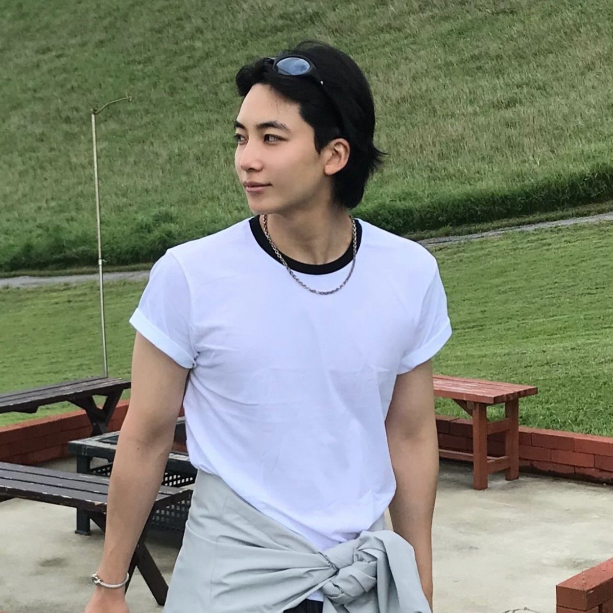 gumiwons's tweet photo. he's really into shirts with the sleeves rolled up lately 😮‍💨 this is so bad for me jeonghan pls have mercy 🧎🏻‍♀️🤰 https://t.co/Ia2d3OSmHe