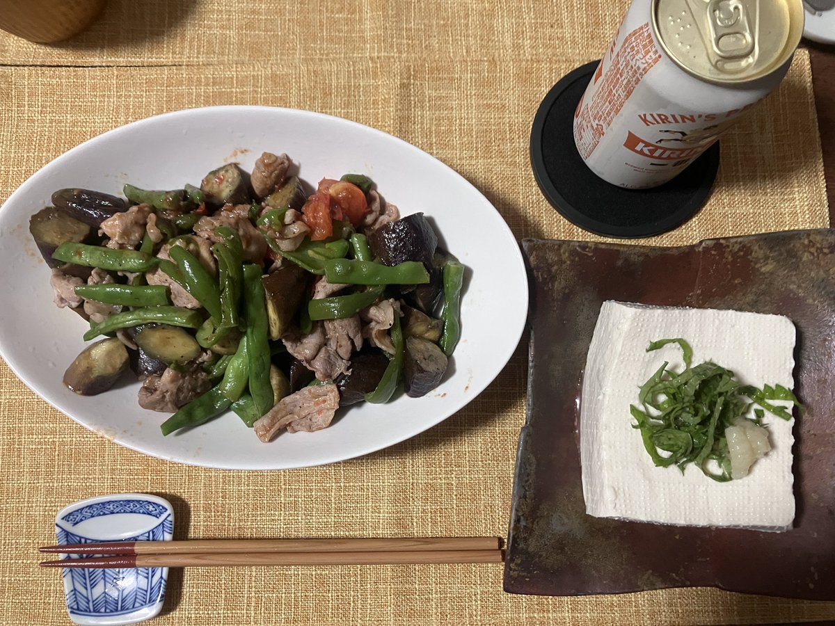 BAtamano's tweet photo. 豚コマと夏野菜
冷奴には自家栽培の大葉

#晩御飯 https://t.co/0jsNgtZxas