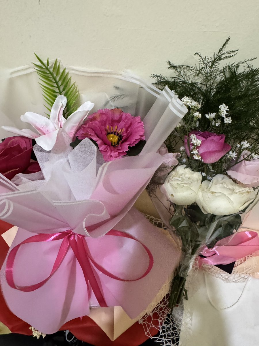 applefak4's tweet photo. dia bilang buket bunga yg layu sayang dibuang, sooo aku belikan fresh flowers n artificial flowers biar ga layu lagi https://t.co/jtYBVFkEIL