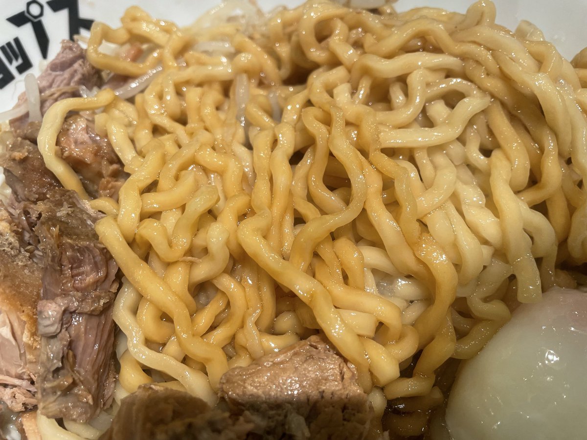 Chekitsuineko's tweet photo. まぜそばチョップス
まぜそば ガッツリ肉
温泉卵
生卵
黒烏龍茶

美味かった〜〜〜
ホロギュチ肉結構好き
麺がかなり啜りやすいからあんまり量を感じずに食べられる https://t.co/2x8DIMVe0O