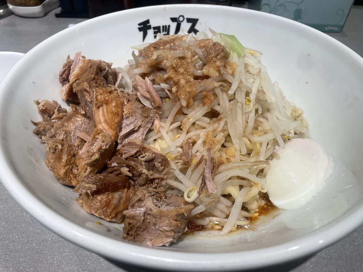 Chekitsuineko's tweet photo. まぜそばチョップス
まぜそば ガッツリ肉
温泉卵
生卵
黒烏龍茶

美味かった〜〜〜
ホロギュチ肉結構好き
麺がかなり啜りやすいからあんまり量を感じずに食べられる https://t.co/2x8DIMVe0O