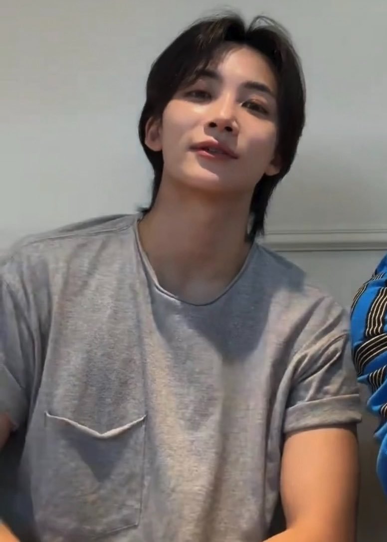 gumiwons's tweet photo. he's really into shirts with the sleeves rolled up lately 😮‍💨 this is so bad for me jeonghan pls have mercy 🧎🏻‍♀️🤰 https://t.co/Ia2d3OSmHe