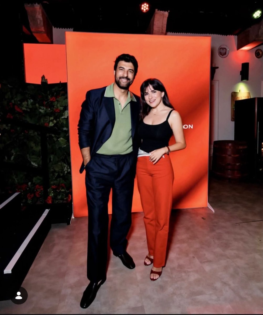 womanwithstyle's tweet photo. #EnginAkyürek  Y ESTA JOVEN HACEN BONITA PAREJA  LÁSTIMA  QUE NO SEAN NOVIOS. PERO SERIA LO IDEAL PARA #EnginAkyürek  BUSCARSE A UNA MUJER  JOVEN  CON TALENTO  Y BELLEZA  NO A UNA VIEJA  MALISIOSA SIN TALENTO  Y CON HIJOS COMO #TubaBüyüküstün ESO JAMÁS ❌️  ENGIN SE VE FELIZ 😄 https://t.co/iCa3D4cSOb