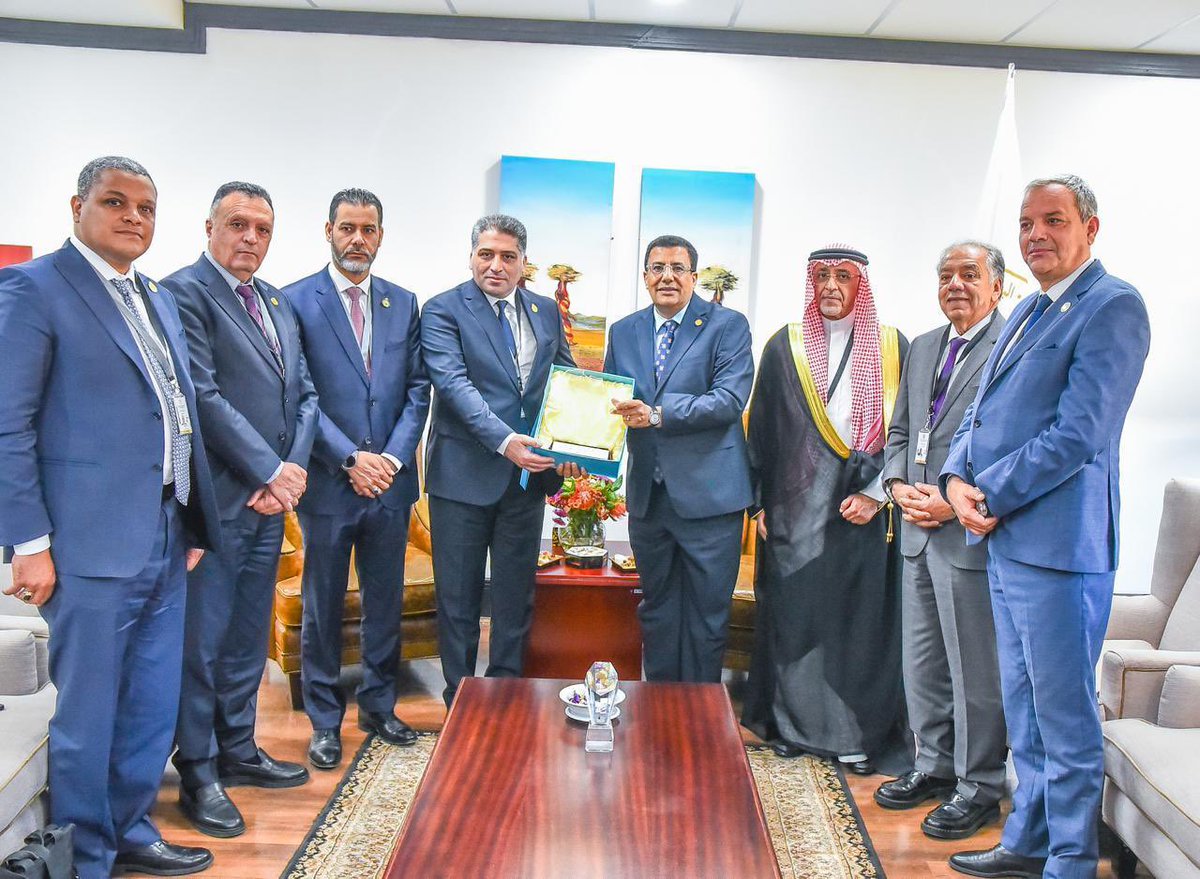 arabparlment's tweet photo. رئيس برلمان عموم أفريقيا يستقبل وفد لجنة الشؤون الخارجية والسياسية والأمن القومي بالبرلمان العربي

استقبل معالي الدكتور فاتح بوطبيق، رئيس #برلمان_عموم_أفريقيا، بمقر البرلمان في مدينة #جوهانسبرغ بجمهورية #جنوب_أفريقيا، وفد لجنة الشؤون الخارجية والسياسية والأمن القومي بالبرلمان العربي برئاسة معالي النائب أيمن نقرة، وذلك في إطار الزيارة الرسمية التي يقوم بها وفد اللجنة إلى برلمان عموم أفريقيا.

وفي مستهل اللقاء، رحب رئيس برلمان عموم أفريقيا بوفد #البرلمان_العربي، معربًا عن سعادته بهذه الزيارة، ومؤكدًا أنها تمثل فرصة مهمة لتوحيد الرؤى وتعزيز التنسيق البرلماني تجاه القضايا المشتركة، بما يسهم في دعم العلاقات العربية الأفريقية وخدمة مصالح شعوب الجانبين.

من جانبه، نقل معالي النائب أيمن نقرة تحيات معالي محمد بن أحمد اليماحي، رئيس البرلمان العربي، إلى رئيس برلمان عموم أفريقيا، مؤكدًا حرص البرلمان العربي على تطوير التعاون مع برلمان عموم أفريقيا، وتفعيل مذكرة التفاهم الموقعة بين المؤسستين من خلال برامج وآليات عملية، وتعزيز التعاون بين اللجان المناظرة، وتبادل الزيارات والخبرات، والمشاركة في الفعاليات والأنشطة التي ينظمها الجانبان، بما يعزز فاعلية العمل البرلماني المشترك.

واستحوذت القضية الفلسطينية على جانب رئيسي من المباحثات، حيث استعرض وفد البرلمان العربي الجهود القانونية التي يبذلها البرلمان العربي دعمًا للقضية الفلسطينية، وفي مقدمتها الشكوى المقدمة أمام المحكمة الجنائية الدولية بشأن الجرائم والانتهاكات المرتكبة بحق الشعب الفلسطيني، معربًا عن تطلعه إلى دعم برلمان عموم أفريقيا لهذه الجهود والانضمام إليها، بما يعزز المساعي الدولية لتحقيق العدالة ومساءلة مرتكبي الانتهاكات.

ودعا وفد البرلمان العربي إلى دعم مقترح إدراج القضية الفلسطينية بندًا دائمًا على جدول أعمال لجنة التعاون والعلاقات الدولية وتسوية النزاعات ببرلمان عموم أفريقيا، بما يضمن المتابعة المستمرة لمستجداتها، ويعزز التنسيق البرلماني العربي الأفريقي في دعم الحقوق المشروعة للشعب الفلسطيني.

وفي ختام اللقاء، اتفق الجانبان على مواصلة تعزيز التعاون بين البرلمان العربي وبرلمان عموم أفريقيا، وتفعيل آليات التواصل والتنسيق المشترك، بما يسهم في تعزيز دور الدبلوماسية البرلمانية، وتوحيد المواقف تجاه القضايا ذات الاهتمام المشترك، وترسيخ العلاقات العربية الأفريقية على مختلف المستويات.

ضم وفد البرلمان العربي معالي النائب أيمن نقرة رئيس الوفد رئيس لجنة الشؤون الخارجية والسياسية والأمن القومي، ومعالي النائب نصر عبدالله أبو بكر نائب رئيس لجنة فلسطين، ومعالي النائب السفير عبدالله بن عبدالعزيز العيفان عضو البرلمان العربي، ومعالي النائب حسن البرغوثي عضو البرلمان العربي، ومن الأمانة العامة الأستاذ عادل صلاح أمين سر اللجنة.