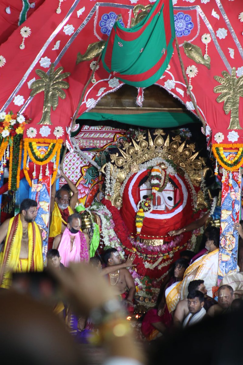 sambad_odisha's tweet photo. #ସୁନାବେଶରେ_ଦର୍ଶନ_ଦେଉଛନ୍ତି_ଶ୍ରୀବିଗ୍ରହ
ସୁନାବେଶରେ ଶ୍ରୀବିଗ୍ରହ । ବେଶ ହେଲେ କେତେ, ନହେଲେ କେତେ । ସୁନ୍ଦର ତ ଆପଣଙ୍କଠାରେ ଆରମ୍ଭ ଆପଣଙ୍କଠାରେ ଶେଷ । 
#Sambad #SunaBesa2026 #RathaJatra #LordJagannath #Puri #RathaJatra2026 #RathaYatra  #JayJagannath #Odisha #SunaBesha https://t.co/C9RiAcfRZ1