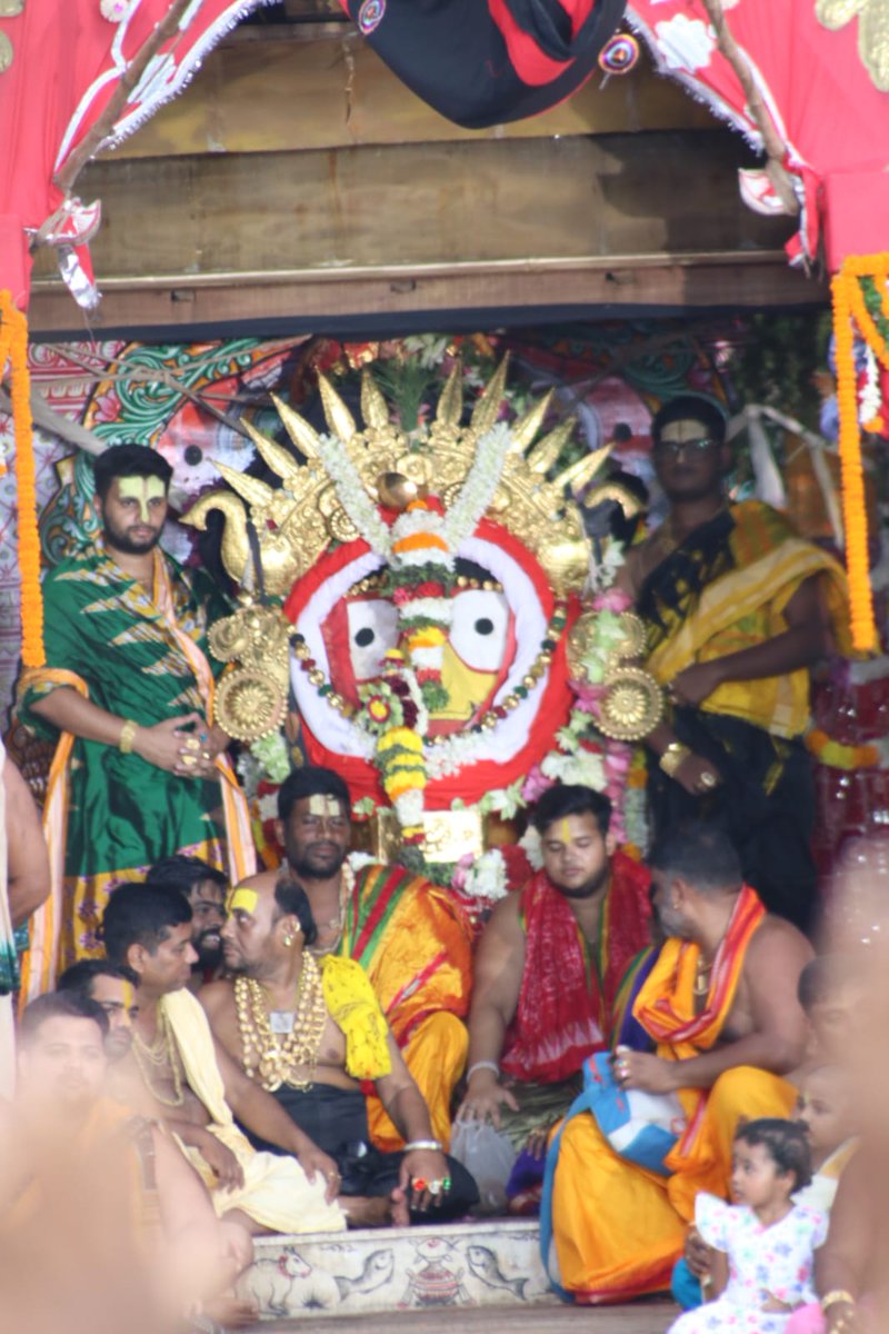 sambad_odisha's tweet photo. #ସୁନାବେଶରେ_ଦର୍ଶନ_ଦେଉଛନ୍ତି_ଶ୍ରୀବିଗ୍ରହ
ସୁନାବେଶରେ ଶ୍ରୀବିଗ୍ରହ । ବେଶ ହେଲେ କେତେ, ନହେଲେ କେତେ । ସୁନ୍ଦର ତ ଆପଣଙ୍କଠାରେ ଆରମ୍ଭ ଆପଣଙ୍କଠାରେ ଶେଷ । 
#Sambad #SunaBesa2026 #RathaJatra #LordJagannath #Puri #RathaJatra2026 #RathaYatra  #JayJagannath #Odisha #SunaBesha https://t.co/C9RiAcfRZ1