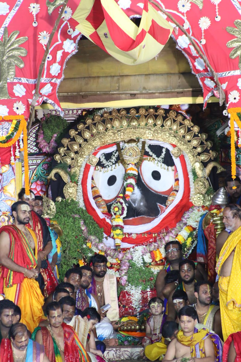 sambad_odisha's tweet photo. #ସୁନାବେଶରେ_ଦର୍ଶନ_ଦେଉଛନ୍ତି_ଶ୍ରୀବିଗ୍ରହ
ସୁନାବେଶରେ ଶ୍ରୀବିଗ୍ରହ । ବେଶ ହେଲେ କେତେ, ନହେଲେ କେତେ । ସୁନ୍ଦର ତ ଆପଣଙ୍କଠାରେ ଆରମ୍ଭ ଆପଣଙ୍କଠାରେ ଶେଷ । 
#Sambad #SunaBesa2026 #RathaJatra #LordJagannath #Puri #RathaJatra2026 #RathaYatra  #JayJagannath #Odisha #SunaBesha https://t.co/C9RiAcfRZ1
