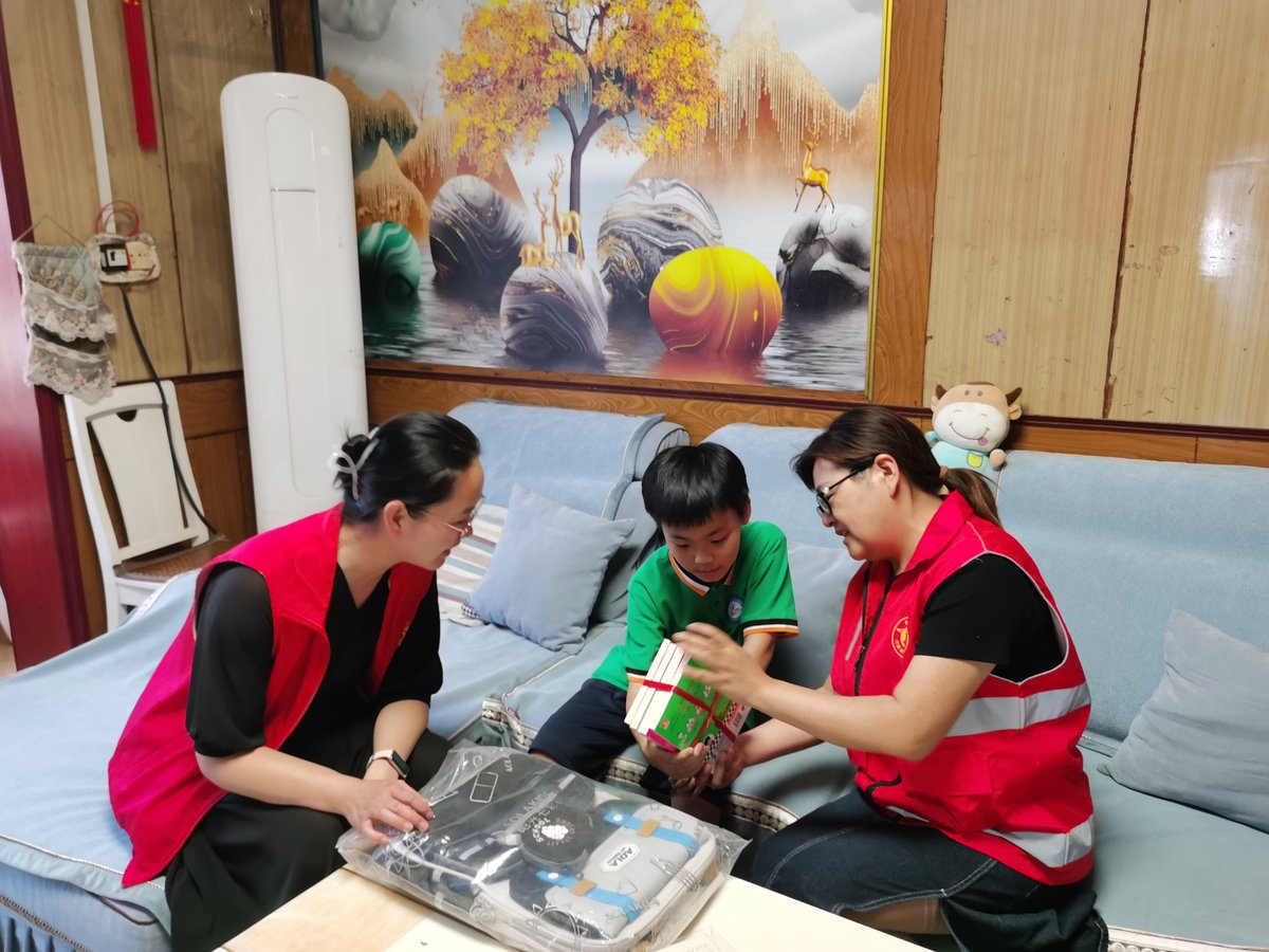 TabithaFin33481's tweet photo. Spent the morning packing care kits for elderly community members with amazing volunteers! Nothing beats the warmth of bringing small joys to those in need. #VolunteerDay https://t.co/qHnp8gq0mk