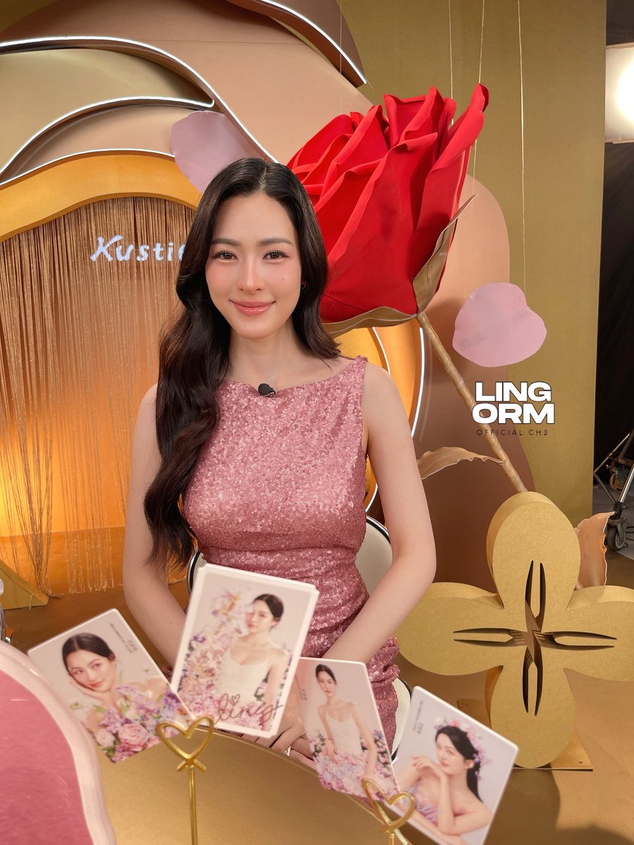 LingOrmCH3's tweet photo. ไม่ว่าจะ Look ไหน พิคนสวยก็เอาอยู่หมดเลย ✨

LINGLING X KUSTIE BRAND 
#LinglingKwongXKustieBrand
#KustieXlinglingkwong
#หลิงหลิงคอง #LinglingKwong https://t.co/NAoreECt0a