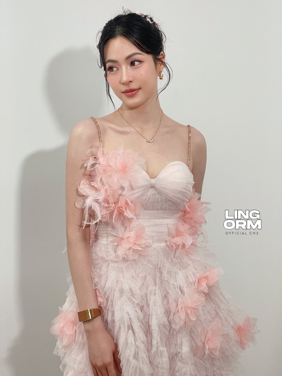 LingOrmCH3's tweet photo. ไม่ว่าจะ Look ไหน พิคนสวยก็เอาอยู่หมดเลย ✨

LINGLING X KUSTIE BRAND 
#LinglingKwongXKustieBrand
#KustieXlinglingkwong
#หลิงหลิงคอง #LinglingKwong https://t.co/NAoreECt0a