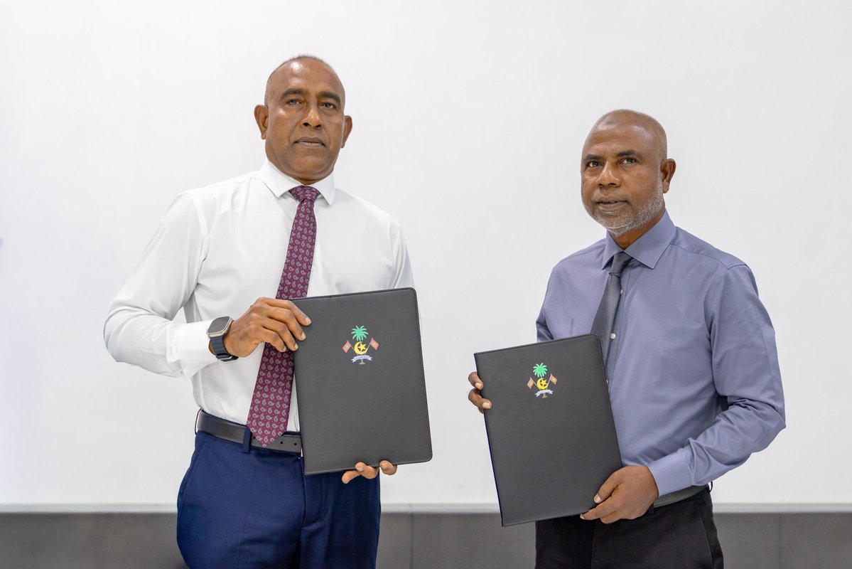 MIHUDmv's tweet photo. މާލޭ ކޯޓު ކޮމްޕްލެކްސް އިމާރާތްކުރުމުގެ މަޝްރޫޢުގެ އެއްބަސްވުމުގައި މޯލްޑިވްސް ޓްރާންސްޕޯޓް އެންޑް ކޮންޓްރެކްޓިންގ ކޮމްޕެނީ (އެމް.ޓީ.ސީ.ސީ) އާއެކު ސޮއިކޮށްފިއެވެ.
މި އެއްބަސްވުމުގައި މިނިސްޓްރީގެ ފަރާތުން ސޮއިކުރެއްވީ މިނިސްޓަރ އޮފް ސްޓޭޓް އަލްއުސްތާޛު ޔޫސުފް ޢަބްދުލްޣަފޫރް އެވެ. އަދި އެމް.ޓީ.ސީ.ސީގެ ފަރާތުން ސޮއިކުރެއްވީ އެ ކުންފުނީގެ މެނޭޖިންގ ޑިރެކްޓަރ ޑީ.ސީ.ޕީ (ރިޓަޔަރޑް) އަޙްމަދު ސައުދީއެވެ.
މި މަޝްރޫޢުގެ ދަށުން ތަރައްޤީކުރެވޭ 14 ބުރީގެ އިމާރާތަކީ ހައިކޯޓާއި، ސިވިލް ކޯޓާއި، ކްރިމިނަލް ކޯޓުގެ އިތުރުން ފެމިލީ ކޯޓާއި، ޑްރަގް ކޯޓު، ޖުވެނައިލް ކޯޓު އަދި ޑިޕާޓްމަންޓް އޮފް ޖުޑީޝަލް އެޑްމިނިސްޓްރޭޝަން (ޑީ.ޖޭ.އޭ) ހިންގުމަށް ބޭނުންވާ އެންމެހައި ޖާގަތައް ހިމެނޭ ގޮތަށް ފަރުމާކުރެވިފައިވާ ޢިމާރާތެކެވެ.