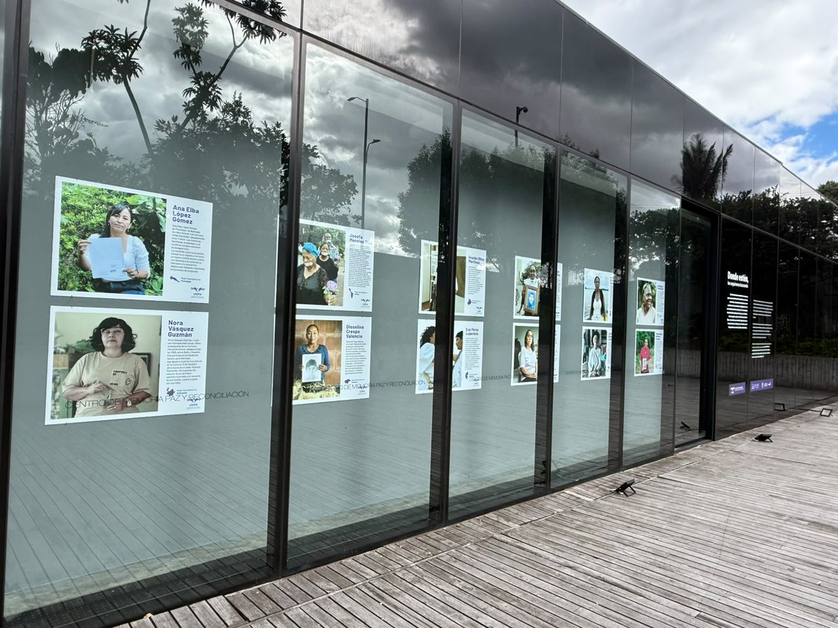 UBPDcolombia's tweet photo. #UBPDBogotá | Así vivimos la apertura de la exposición fotográfica "Donde estén les seguiremos buscando" en el Centro de Memoria, Paz y Reconciliación, un espacio para acercarnos a las historias de las personas desaparecidas.

📍 Les esperamos hasta mediados del mes de agosto. https://t.co/fWvzlegW49