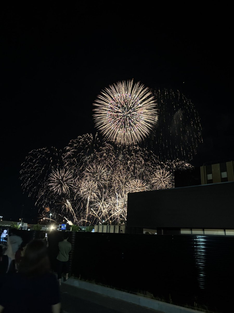 ask_tmrw's tweet photo. 広島市に引っ越してきて7年程経ちました
そして引っ越してきて初めての大きな花火大会🎇 https://t.co/GYKvZQhJIG