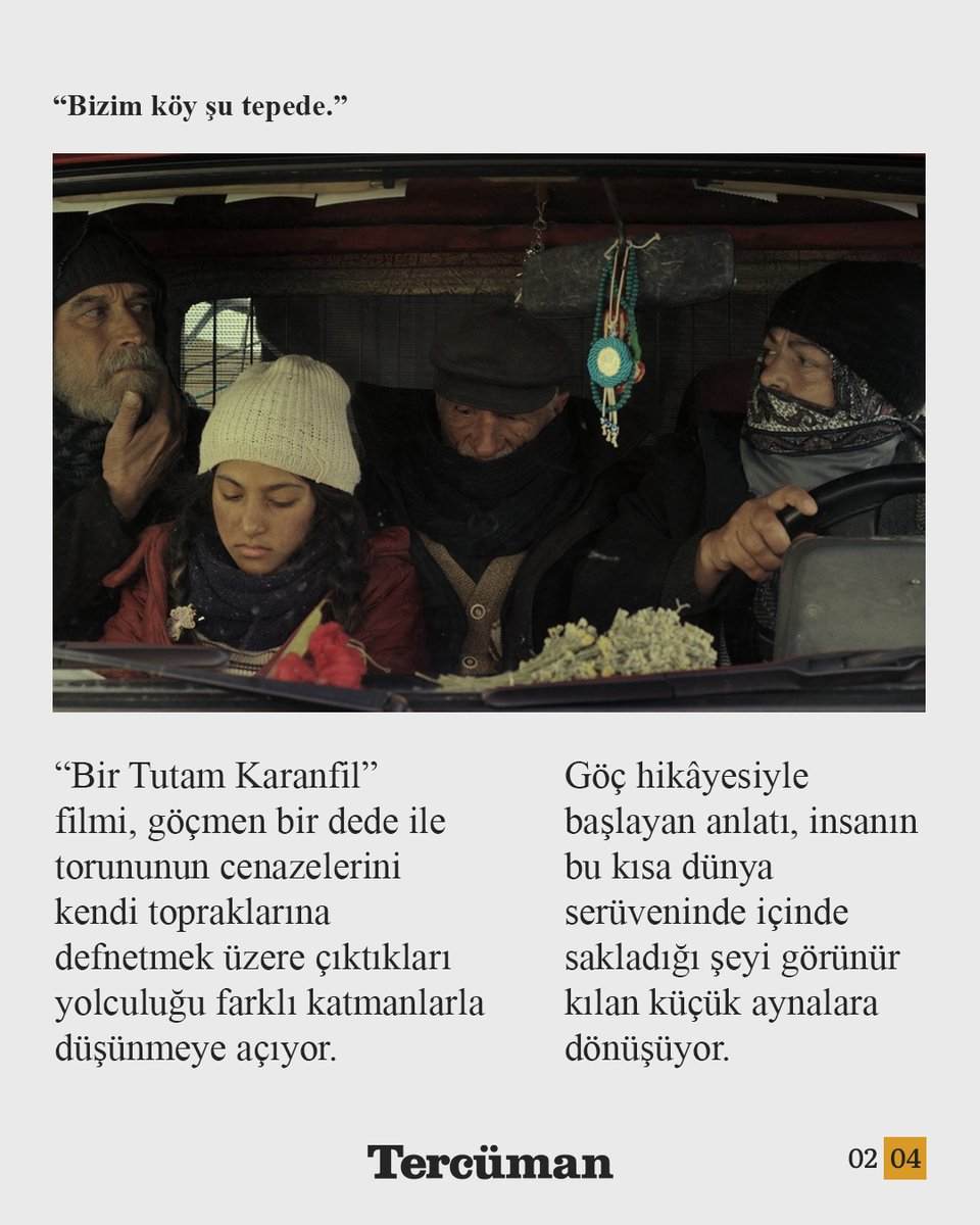 tercumancom's tweet photo. Anlamı sırtında taşıyan insan: Bir Tutam Karanfil

“Bizim köy şu tepede.”

“Bir Tutam Karanfil” filmi, göçmen bir dede ile torununun cenazelerini kendi topraklarına defnetmek üzere çıktıkları yolculuğu farklı katmanlarla düşünmeye açıyor.

Göç hikâyesiyle başlayan anlatı, insanın bu kısa dünya serüveninde içinde sakladığı şeyi görünür kılan küçük aynalara dönüşüyor.

İnsan, başına gelen şeylerin içinden nasıl geçer ve oradan ne inşa ederek çıkar?

Yol tamamlanır. Arayış sona erer. Ölüm yerini bulur.

Münevver Sofuoğlu yazdı.