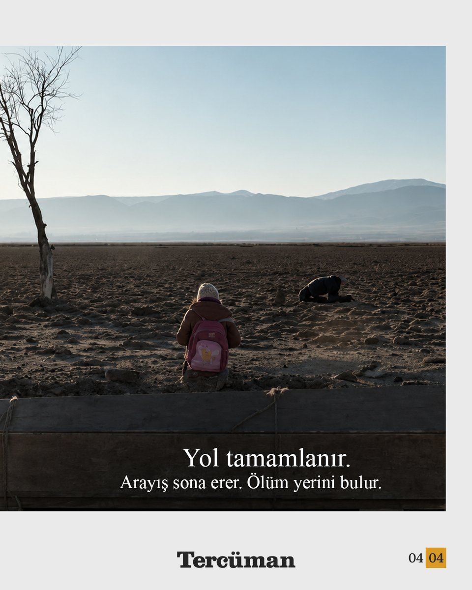 tercumancom's tweet photo. Anlamı sırtında taşıyan insan: Bir Tutam Karanfil

“Bizim köy şu tepede.”

“Bir Tutam Karanfil” filmi, göçmen bir dede ile torununun cenazelerini kendi topraklarına defnetmek üzere çıktıkları yolculuğu farklı katmanlarla düşünmeye açıyor.

Göç hikâyesiyle başlayan anlatı, insanın bu kısa dünya serüveninde içinde sakladığı şeyi görünür kılan küçük aynalara dönüşüyor.

İnsan, başına gelen şeylerin içinden nasıl geçer ve oradan ne inşa ederek çıkar?

Yol tamamlanır. Arayış sona erer. Ölüm yerini bulur.

Münevver Sofuoğlu yazdı.