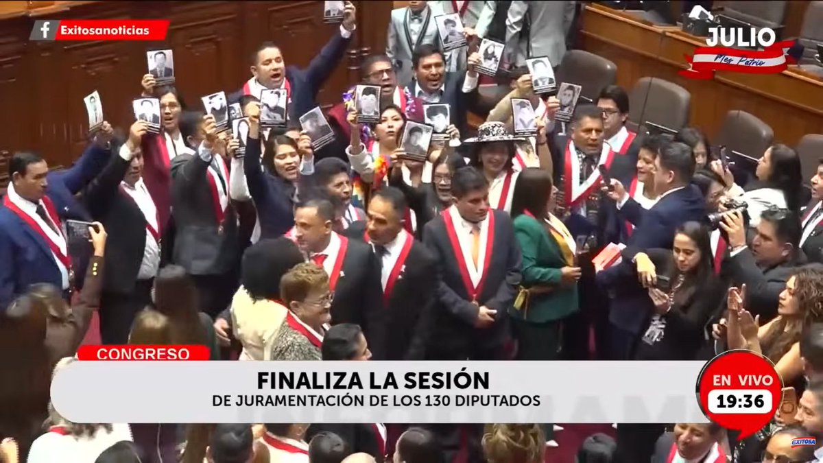 DanteBobadilla's tweet photo. Qué asco da ver a toda esta inmundicia de la izquierda purulenta convirtiendo el Congreso en una plazuela para sus típicas protestas con sus arengas estúpidas. Eso es todo lo que saben hacer los ignorantes de izquierda: gritar consignas. Son una lacra social. https://t.co/9VKwJIWg7F