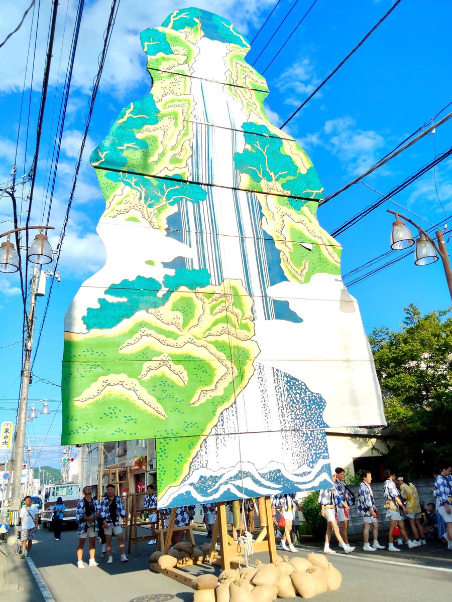 machinakakankou's tweet photo. 本日の山あげ祭の様子✨️山あげ祭では奉納余興として野外歌舞伎が演じれますが、その舞台背景となるのが竹と烏山和紙で作る「ハリカ山」です🙌高さ10メートルを超す大山は、上げるのも降ろすのも大変！舞台準備や片付けもすべて人力で行う山あげ祭、ぜひ舞台裏も注目して見て下さい🤗 #山あげ祭 #祭 https://t.co/ffHJhQbVeQ