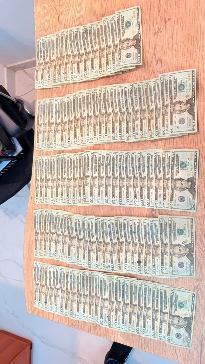 JohnReimberg's tweet photo. SANTA ELENA

CAE RED DE CORRUPCIÓN DE FISCAL Y ABOGADOS APRESADOS INVOLUCRADOS EN DELINCUENCIA ORGANIZADA. 

Esta gente supuestamente negociaba procesos penales a cambio de dádivas de hasta USD 15.000, utilizando una oficina paralela con fachada de bróker de seguros para favorecer a investigados por delitos como extorsión, tráfico de explosivos, tráfico de hidrocarburos y abuso sexual.
La Policía Nacional ejecutó cinco allanamientos en tres domicilios, una oficina jurídica y la Fiscalía de Santa Elena. Además, se incautaron cinco teléfonos celulares, cinco laptops, once dispositivos de almacenamiento, dinero en efectivo y documentación relacionada con la investigación.

Nadie queda impune. Seguimos trabajando.