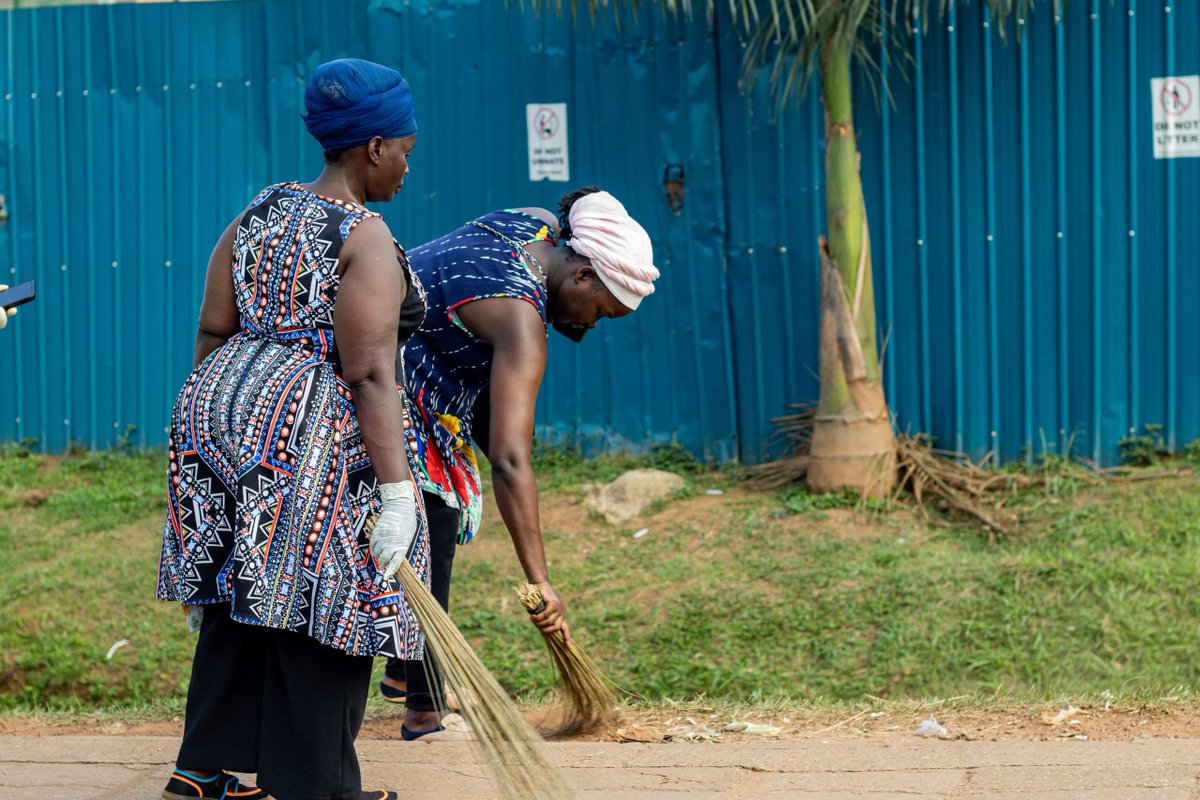 RebeccaAtimO's tweet photo. My leader says I am a planner cleaner😂😂🤭

In His Name, For His Glory 
#HopeCampaignCommunityCleanup https://t.co/cB0JurDxUI