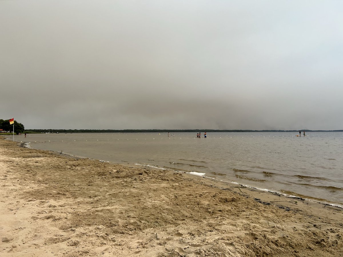 Eriler's tweet photo. Le contraste avec hier est saisissant ! Plus grand chose vers Saumos. Les feux sont concentrés sur la région bordelaise. #Moutchic #Lacanau #Gironde #Incendies https://t.co/N4yrj1GQgn