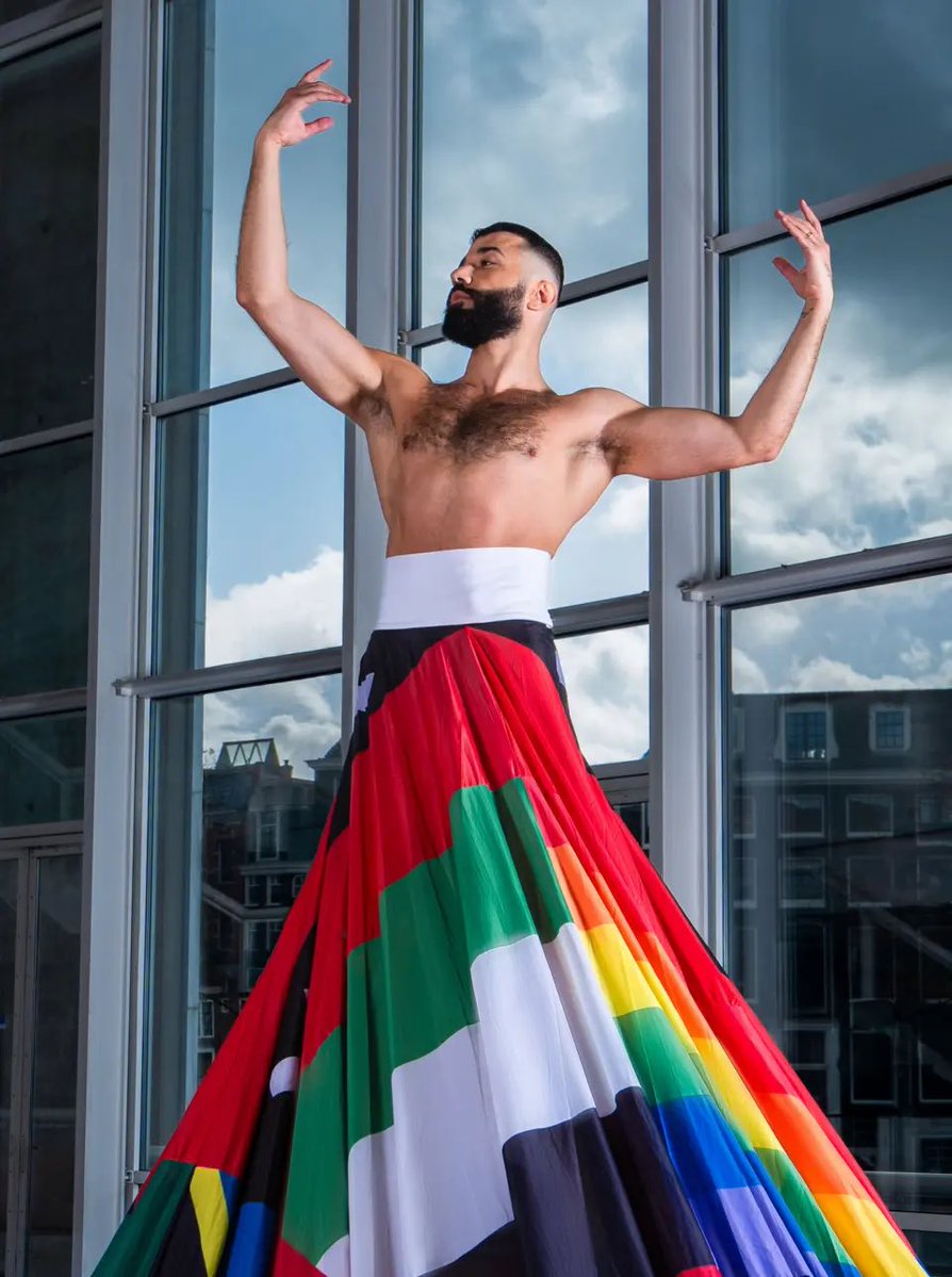 PoelmanJos's tweet photo. De in Syrië geboren danser #Ahmad #Joudeh poseert in #RainbowDress in A’dam. Joudeh is in 2016 met hulp van Het Nationale Ballet naar A’dam gekomen. Sindsdien is hij internat. actief als artiest & mensenrechtenactivist.
#AmsterdamRainbowdress
#WorldPride
https://t.co/pUEZtqJ2qP https://t.co/jBFMGzaEOW