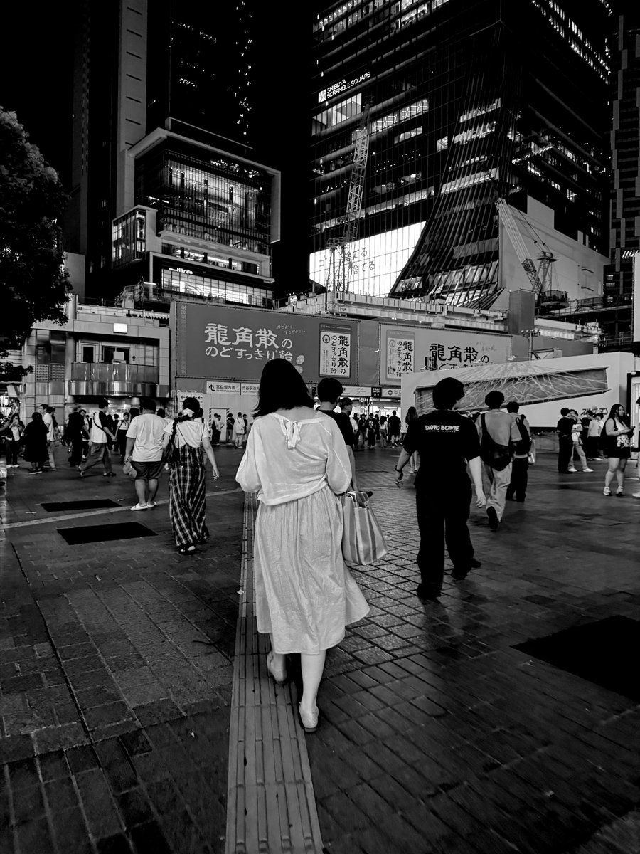 ytworks7's tweet photo. Huh? Is it cooler tonight?
Are there fewer people in Shibuya than usual?
#monochrome #streetsnap
#photography #ytworks #iPhone https://t.co/jE8MhhzeDc