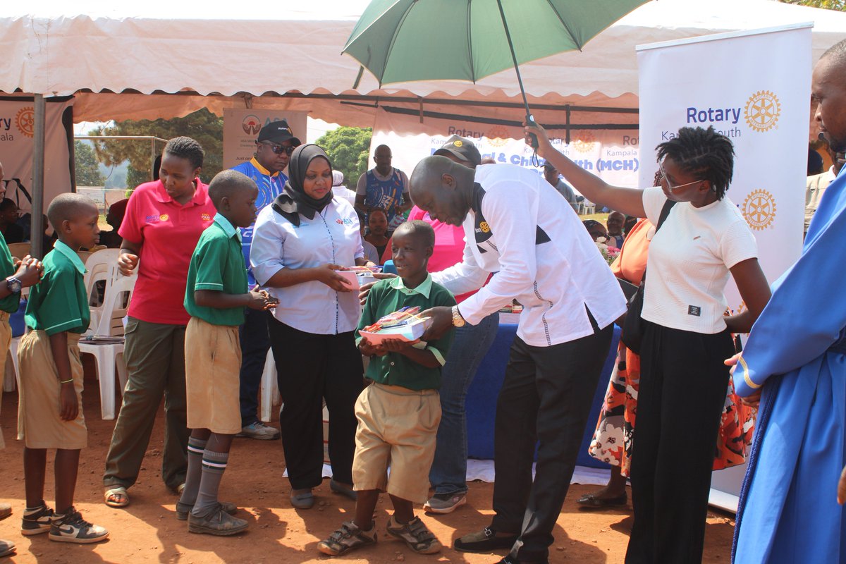 JOYFORCHILDREN's tweet photo. Our highlight for the day was the distribution of scholastic materials to outstanding students.

The Joy on their faces was unmatched, as they marched to receive their gifts. 

One book and one pen can change the life of a child for the better. 

#Education #Empowerment https://t.co/hf5myjcY2F