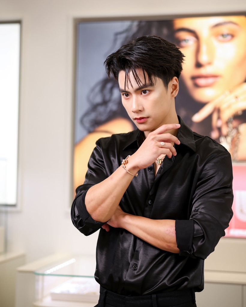 iloveohmc's tweet photo. he is hella MAJESTIC, he's like a prince...dang it he's so handsome 🫠🧡

#ohmpawat https://t.co/JZAgvD0I1d
