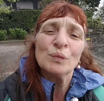 PsyGuy007's tweet photo. 🚨 🇫🇷 ALERTE INFO : Laurence, 61 ans, retrouvée M0RTE ÉG0RGÉE dans une MARE DE S@NG dans sa maison en Gironde

Le corps sans vie de Laurence Saba a été retrouvé lundi dans sa maison située au Haillan, en Gironde.

C'est son ex-compagnon qui a fait la macabre découverte et qui a alerté une amie de la victime. Cette dernière a appelé les secours.

Les policiers, arrivés sur les lieux, n'ont pu que constater le décès de la femme, âgée de 61 ans. L'ancien concubin était toujours sur place.

La sexagénaire a été ÉG0RGÉE. Elle présentait 5 PLAIES AU COU et de MULTIPLES ENTAILLES au THORAX et sur un BRAS. Elle baignait dans une MARE de S@NG.

Les forces de l'ordre ont relevé des traces de lutte dans la salle à manger de la maison. Elles ont découvert un couteau de cuisine ENS@NGLANTÉ, dont la lame et le manche étaient désolidarisé.

L'homme de 60 ans a été interpellé et placé en garde à vue. Le sexagénaire est passé aux aveux, il ne supportait la séparation.

La victime était aide-soignante et mère d'une fille.