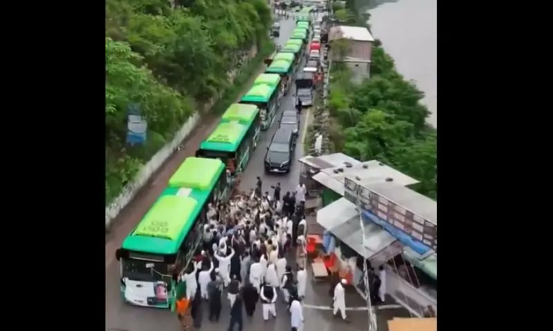 _ZainabMirza's tweet photo. PML-N's 'gift': Buses promised by Maryam reach AJK as election commission warns against violating electoral code

#سرکاری_چمچے_فلاپ https://t.co/ht56YeDV3r