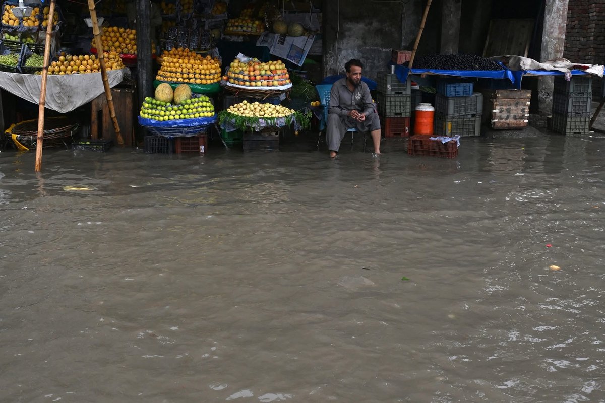 RazaDharijo's tweet photo. PMLN’s Lahore !

But @geonews_urdu kay mutabiq sara baani naqasi ho gaya hay😁

#PMLNExposed https://t.co/wl9NRFcmvA