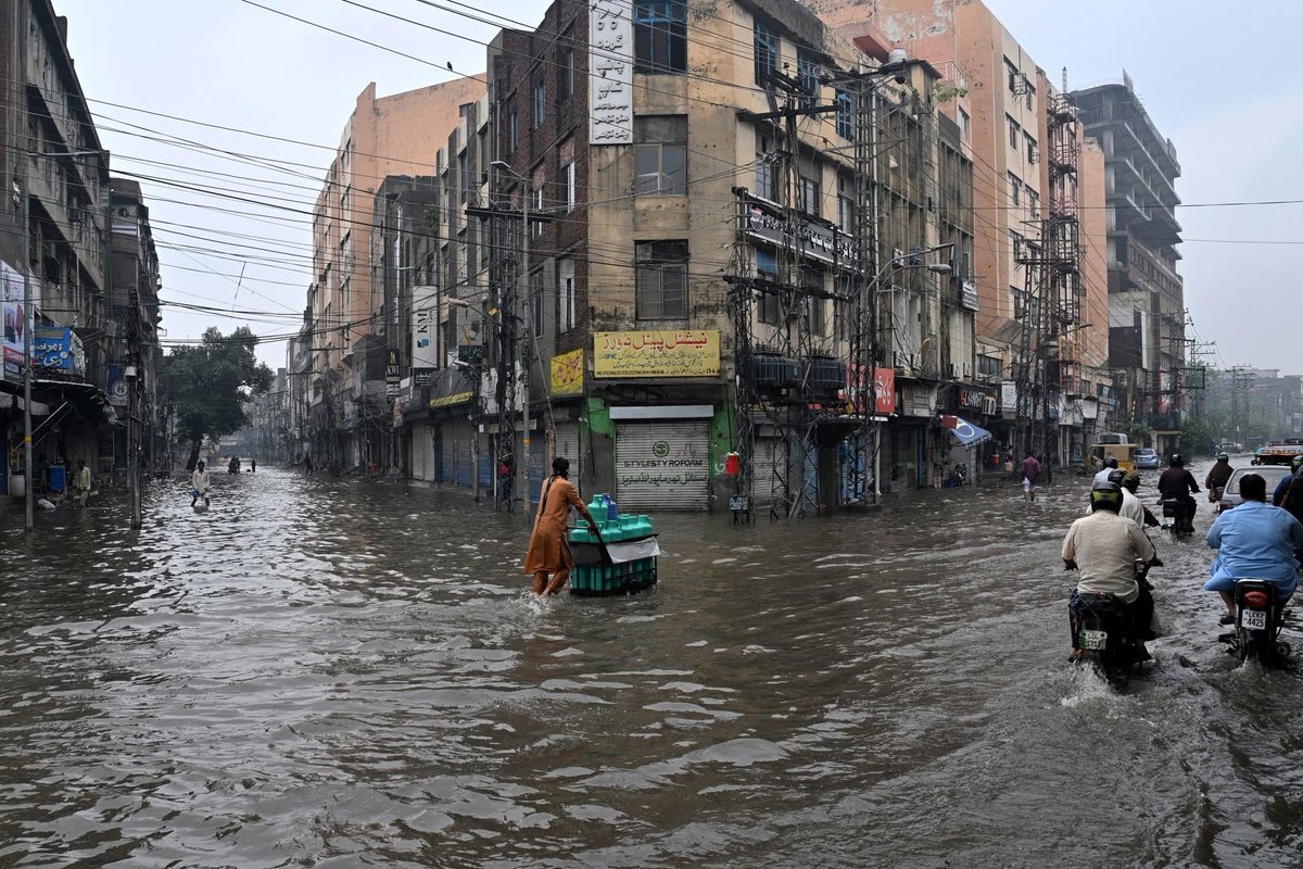 RazaDharijo's tweet photo. PMLN’s Lahore !

But @geonews_urdu kay mutabiq sara baani naqasi ho gaya hay😁

#PMLNExposed https://t.co/wl9NRFcmvA