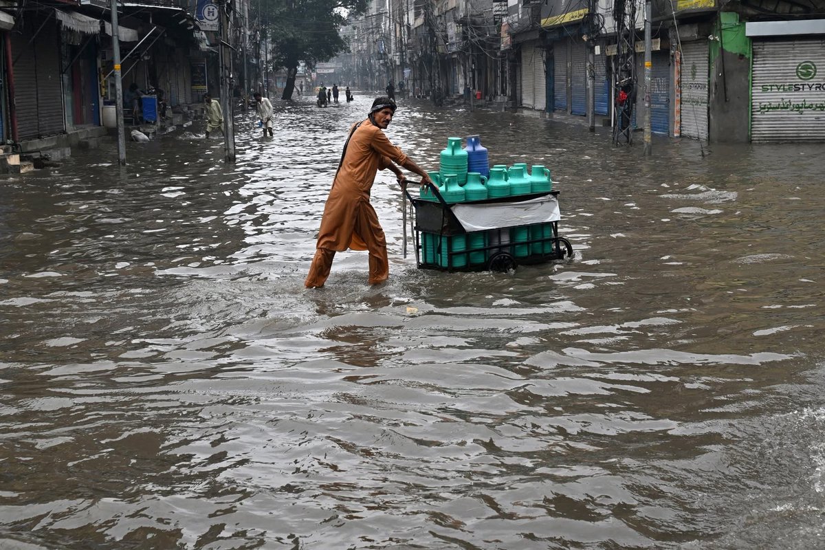 RazaDharijo's tweet photo. PMLN’s Lahore !

But @geonews_urdu kay mutabiq sara baani naqasi ho gaya hay😁

#PMLNExposed https://t.co/wl9NRFcmvA