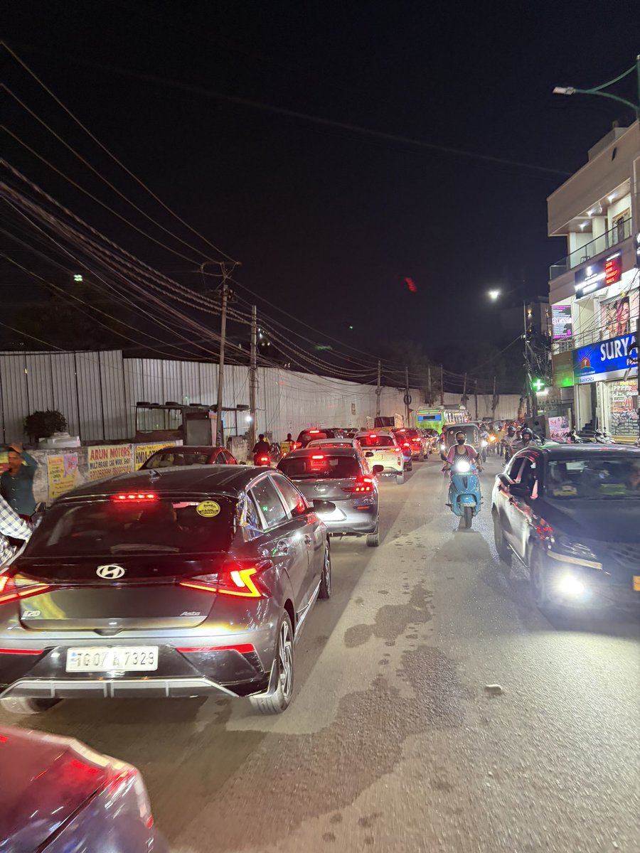 enjaypandagow's tweet photo. 2Km traffic stretch on Manikonda- Lanco Hills road. Avoid if possible 
@CYBTRAFFIC https://t.co/SnJf62bXaw